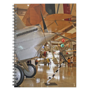 Mensen die het National Museum of Naval Aviation b Notitieboek