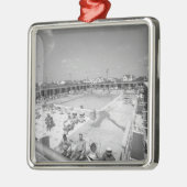 Mensen die in de buitenwereld ontspannen zwemmen metalen ornament (Links)