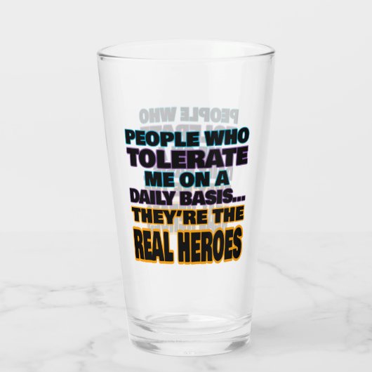Mensen die mij dagelijks tolereren zijn helden glas (Achterkant)