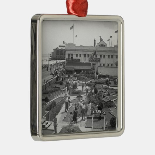 Mensen die mini golf-uitzicht-B&W spelen Metalen Ornament (Rechts)