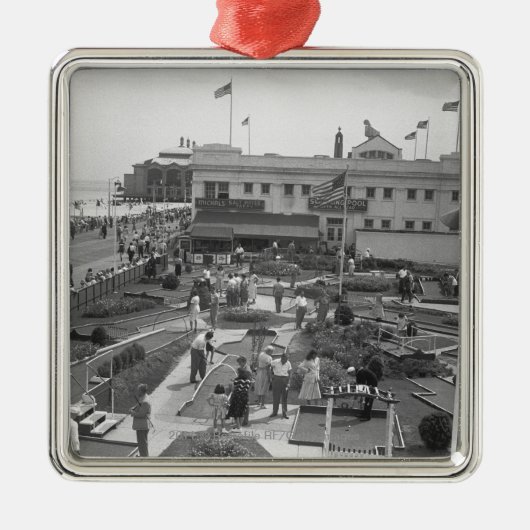 Mensen die mini golf-uitzicht-B&W spelen Metalen Ornament (Voorkant)