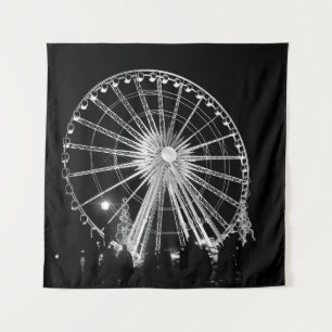 MENSEN DIE NEAR FERRIS WHEEL STAAN WANDKLEED