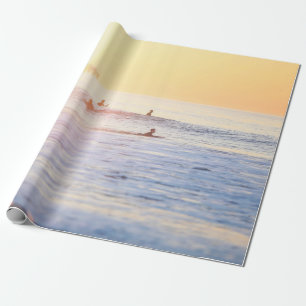 Mensen die op het strand surfen cadeaupapier