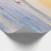 Mensen die op het strand surfen cadeaupapier (Hoek)