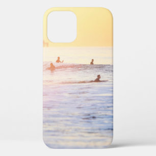 Mensen die op het strand surfen Case-Mate iPhone case
