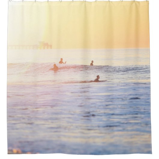 Mensen die op het strand surfen douchegordijn (Voorkant)