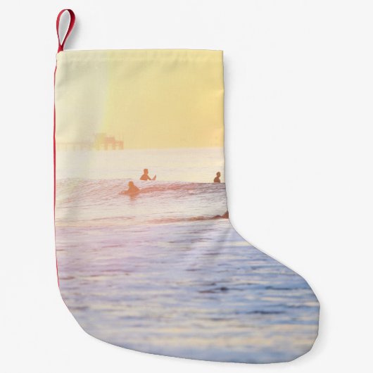 Mensen die op het strand surfen kleine kerstsok (Voorkant)