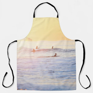 Mensen die op het strand surfen schort