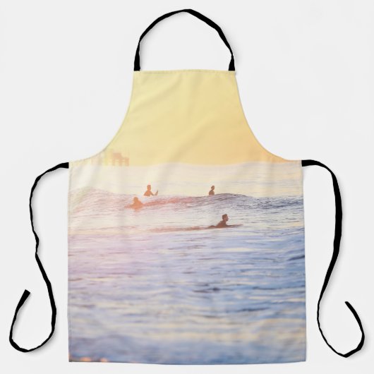 Mensen die op het strand surfen schort (Voorkant)