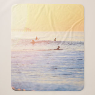 Mensen die op het strand surfen sherpa deken