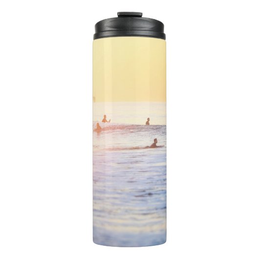 Mensen die op het strand surfen thermosbeker (Voorkant)
