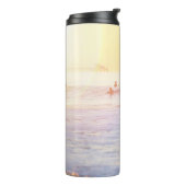 Mensen die op het strand surfen thermosbeker (Gedraaid links)