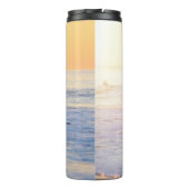 Mensen die op het strand surfen thermosbeker (Achterkant)