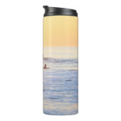 Mensen die op het strand surfen thermosbeker (Geroteerd rechts)