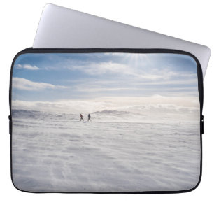 Mensen die over sneeuw lopen, IJsland Laptop Sleeve