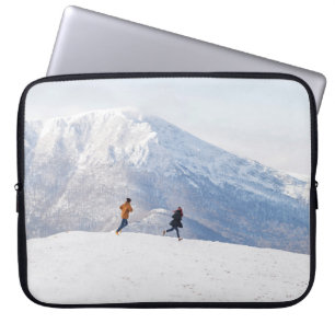 Mensen die plezier hebben in bergen op de laptop sleeve
