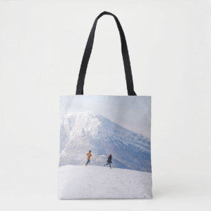 Mensen die plezier hebben in bergen op de tote bag