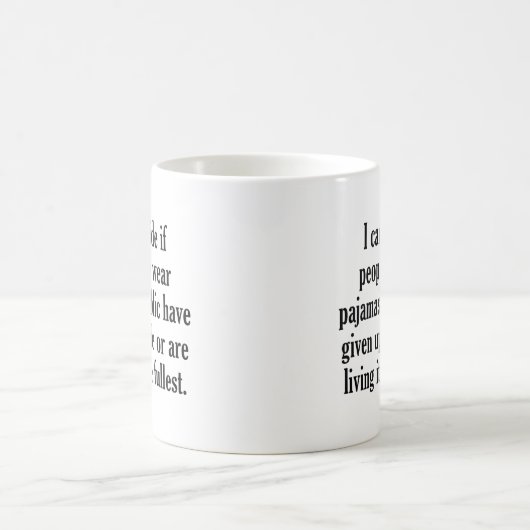 Mensen die pyjama's in het openbaar Draag Koffiemok (Center)