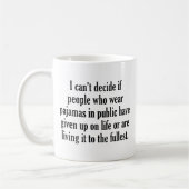 Mensen die pyjama's in het openbaar Draag Koffiemok (Links)