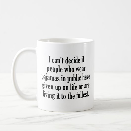 Mensen die pyjama's in het openbaar Draag Koffiemok (Links)