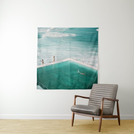 Mensen die staan en zwemmen in zwembad besi wandkleed (In situ)