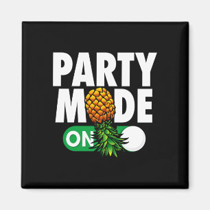 Mensen feestmodus op graai omgekeerde ananas magneet