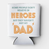 Mensen geloven niet in helden die mijn vader niet  blikjeskoeler (Voorkant)