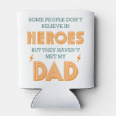 Mensen geloven niet in helden die mijn vader niet  blikjeskoeler (Achterkant)