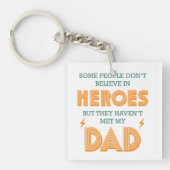 Mensen geloven niet in helden die mijn vader niet  sleutelhanger (voorkant)