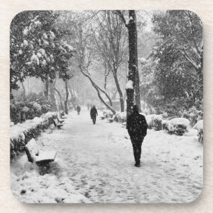 Mensen in het park op sneeuwwinterdag bier onderzetter