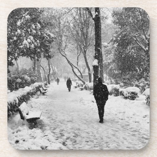 Mensen in het park op sneeuwwinterdag bier onderzetter (Voorkant)