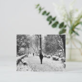 Mensen in het park op sneeuwwinterdag briefkaart (Staand voorkant)