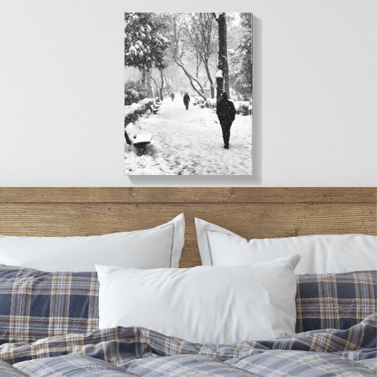 Mensen in het park op sneeuwwinterdag canvas afdruk (Insitu (Slaapkamer))