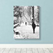 Mensen in het park op sneeuwwinterdag canvas afdruk (Insitu (Houten vloer))