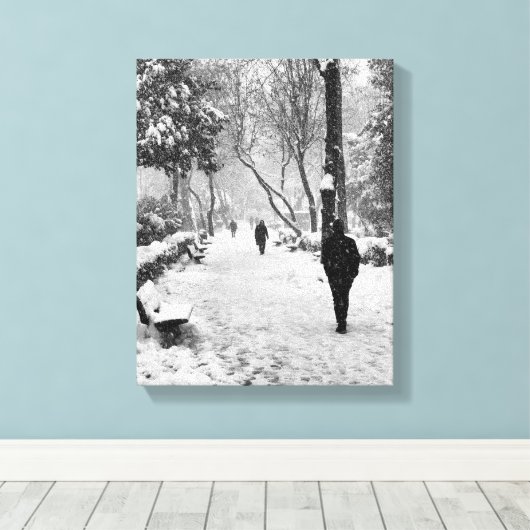 Mensen in het park op sneeuwwinterdag canvas afdruk (Insitu (Houten vloer))