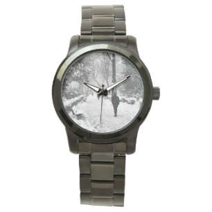 Mensen in het park op sneeuwwinterdag horloge