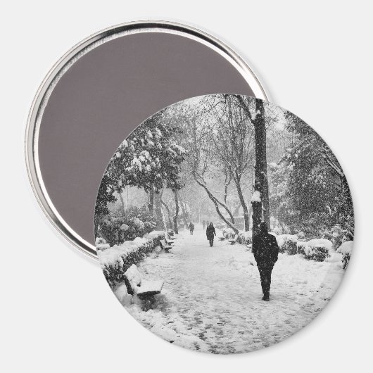 Mensen in het park op sneeuwwinterdag magneet (Voorkant / Achterkant)