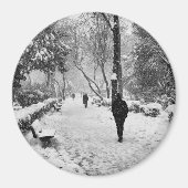 Mensen in het park op sneeuwwinterdag magneet (Voorkant)