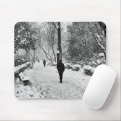 Mensen in het park op sneeuwwinterdag muismat (Met muis)