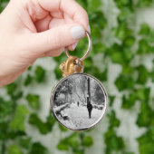 Mensen in het park op sneeuwwinterdag sleutelhanger (Hand)