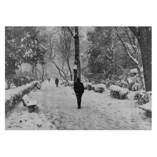 Mensen in het park op sneeuwwinterdag snijplank (Voorkant)