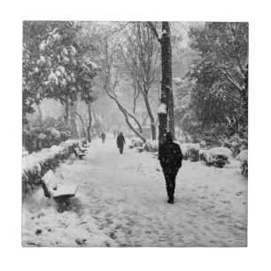 Mensen in het park op sneeuwwinterdag tegeltje