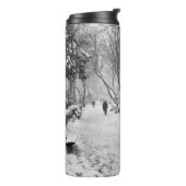 Mensen in het park op sneeuwwinterdag thermosbeker (Gedraaid links)