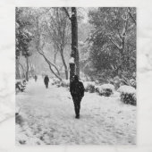 Mensen in het park op sneeuwwinterdag wijn etiket (Enkel label)