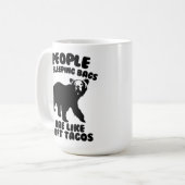 Mensen in slaapzakken lijken op zachte taco's koffiemok (Voorkant links)