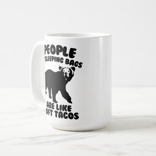 Mensen in slaapzakken lijken op zachte taco's koffiemok (Voorkant links)