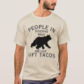 MENSEN IN SLAAPZAKKEN WORDEN OPGEGETEN DOOR BEREN T-SHIRT (Voorkant)