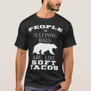 Mensen kamperen in slaapzakken zoals taco's t-shirt