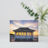 Mensen kijken naar zonsondergang op Cromer pier in Briefkaart (Staand voorkant)