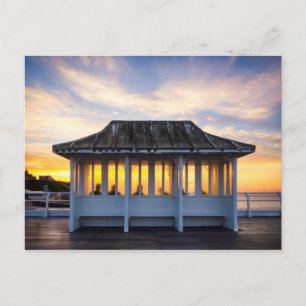 Mensen kijken naar zonsondergang op Cromer pier in Briefkaart